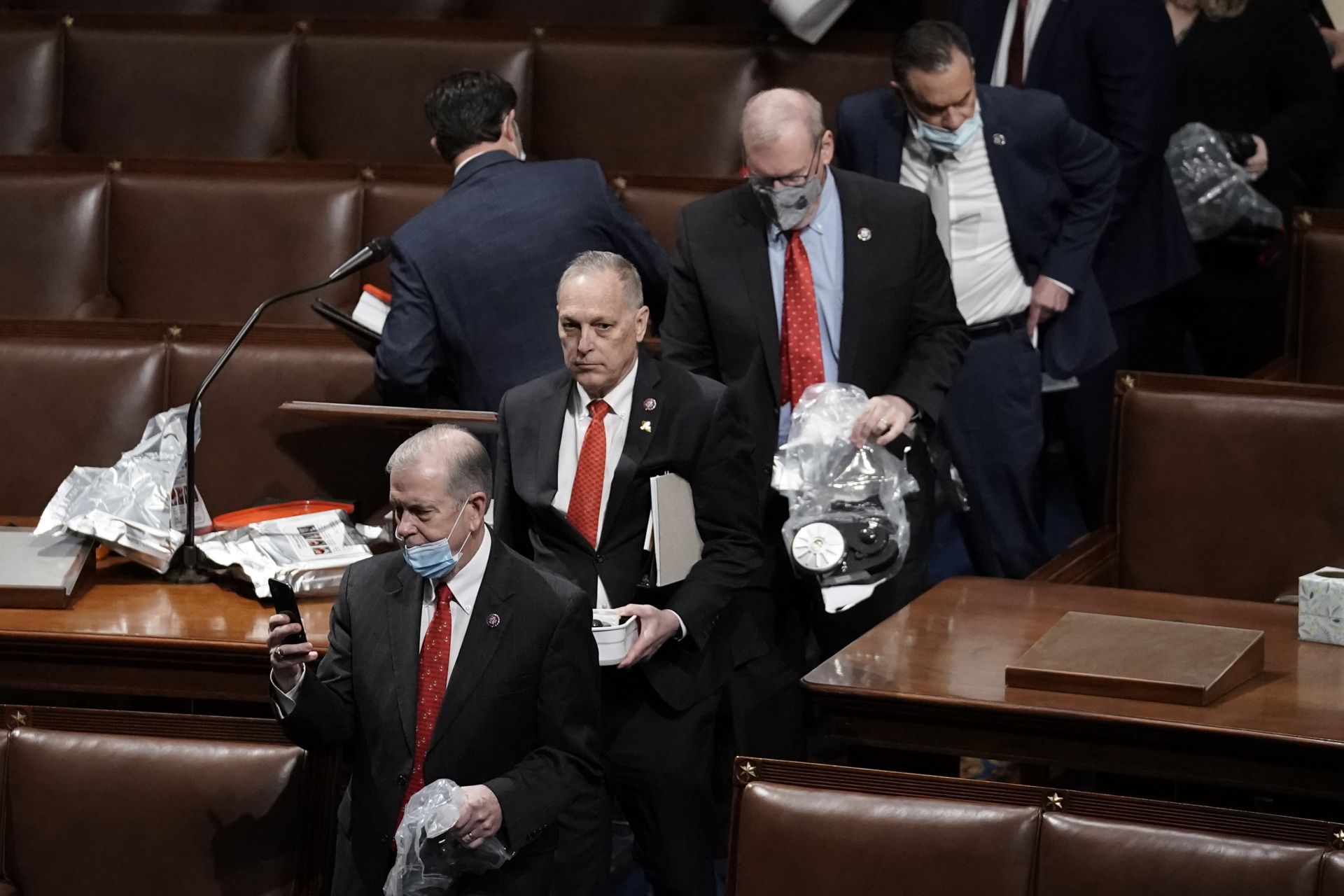 Сенатори напускат Капитолия