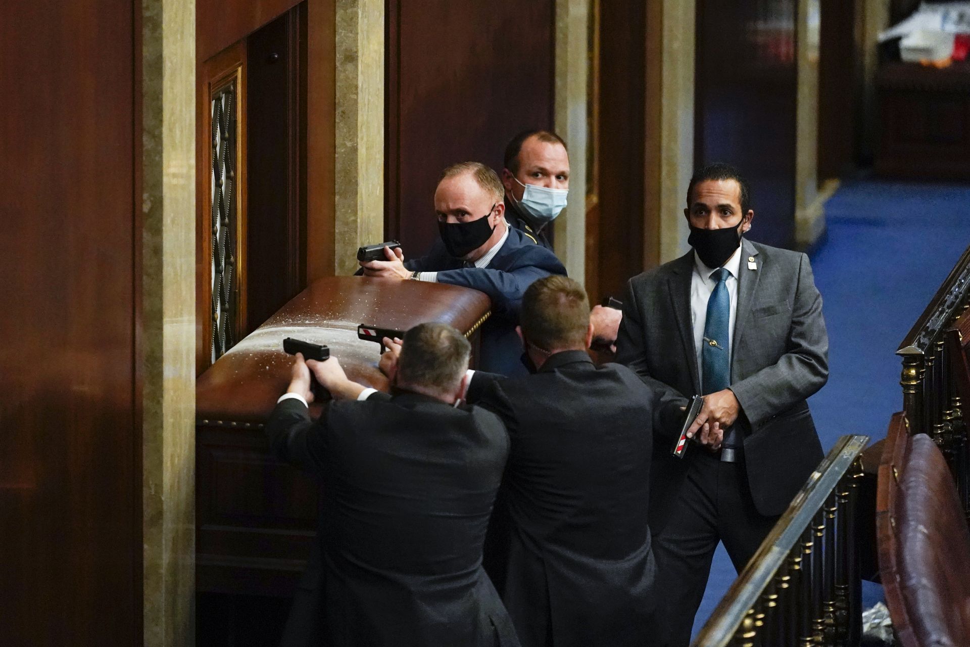 Охраната на Капитолия извади оръжие и барикарида залата 