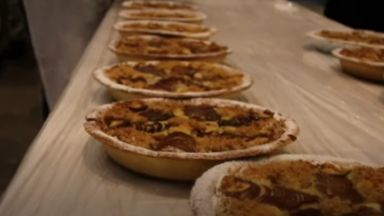 Майстори готвачи изпекоха 2209 пая и ги подредиха в рекордно дълга