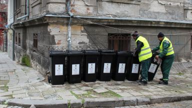 Екипи на Чистота започнаха поставянето на 1100 нови контейнера за