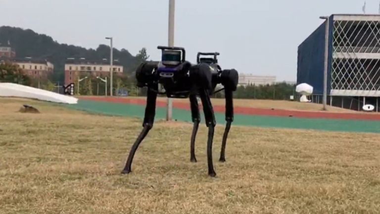 Робот призовава хората да не излизат на улиците в Шанхай (видео)