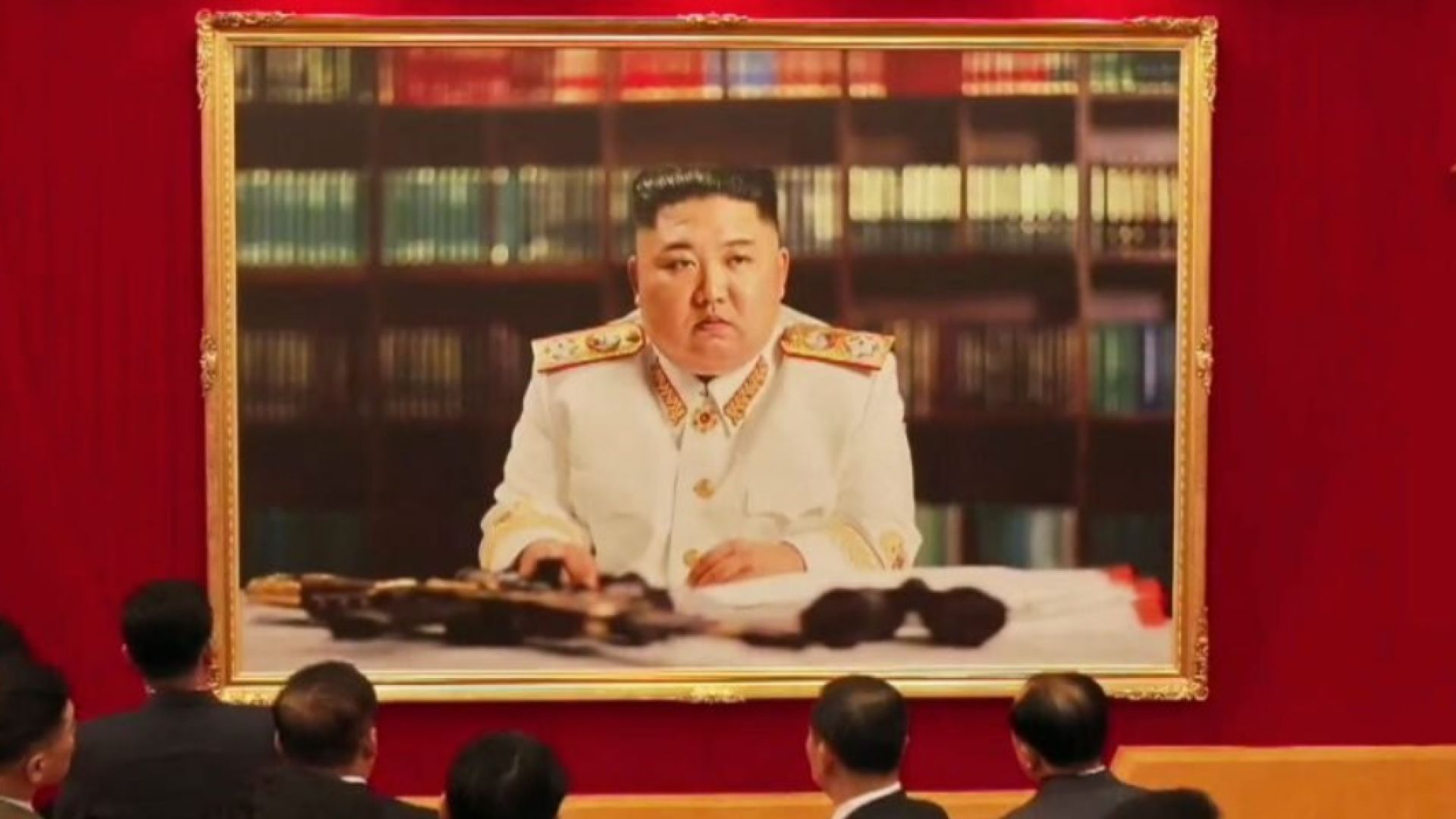 Ким Чен-ун за първи път с военна униформа и автомат на портрет