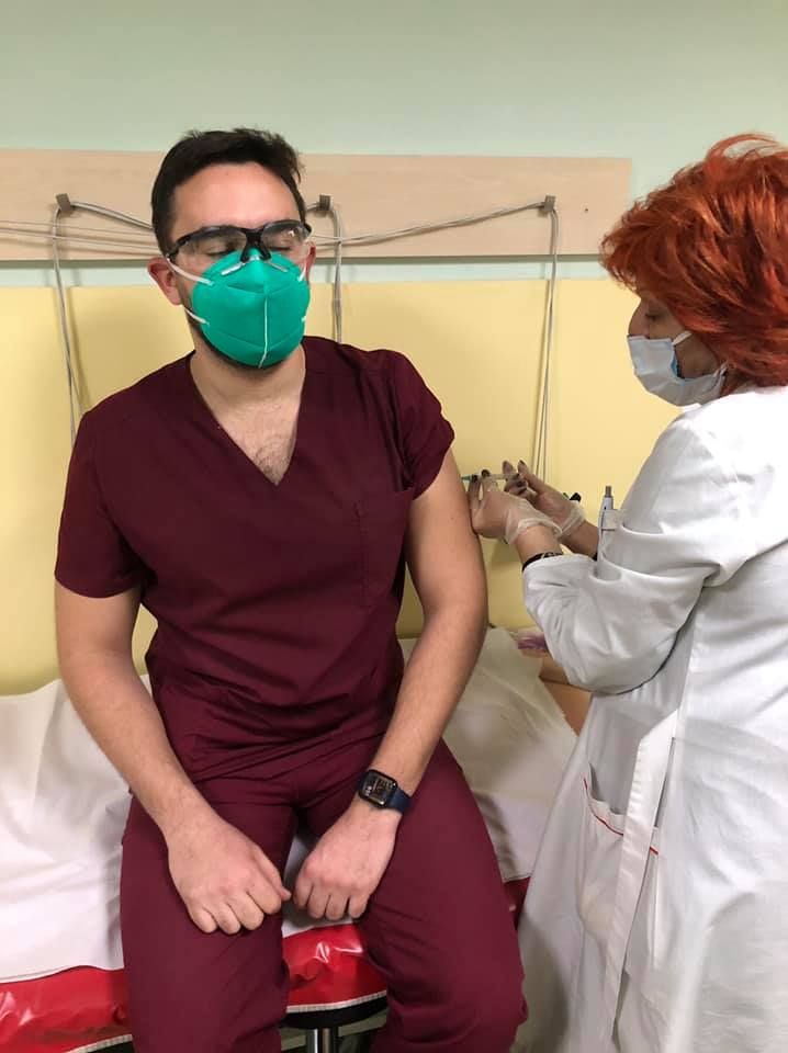 Д-р Тодор Кунчев се ваксинира