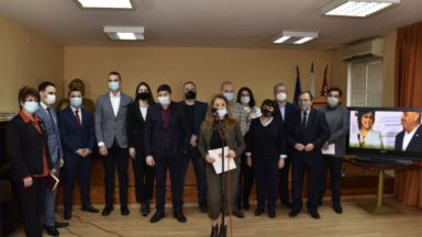 Десетки социалисти се събраха пред централата на БСП в Пловдив