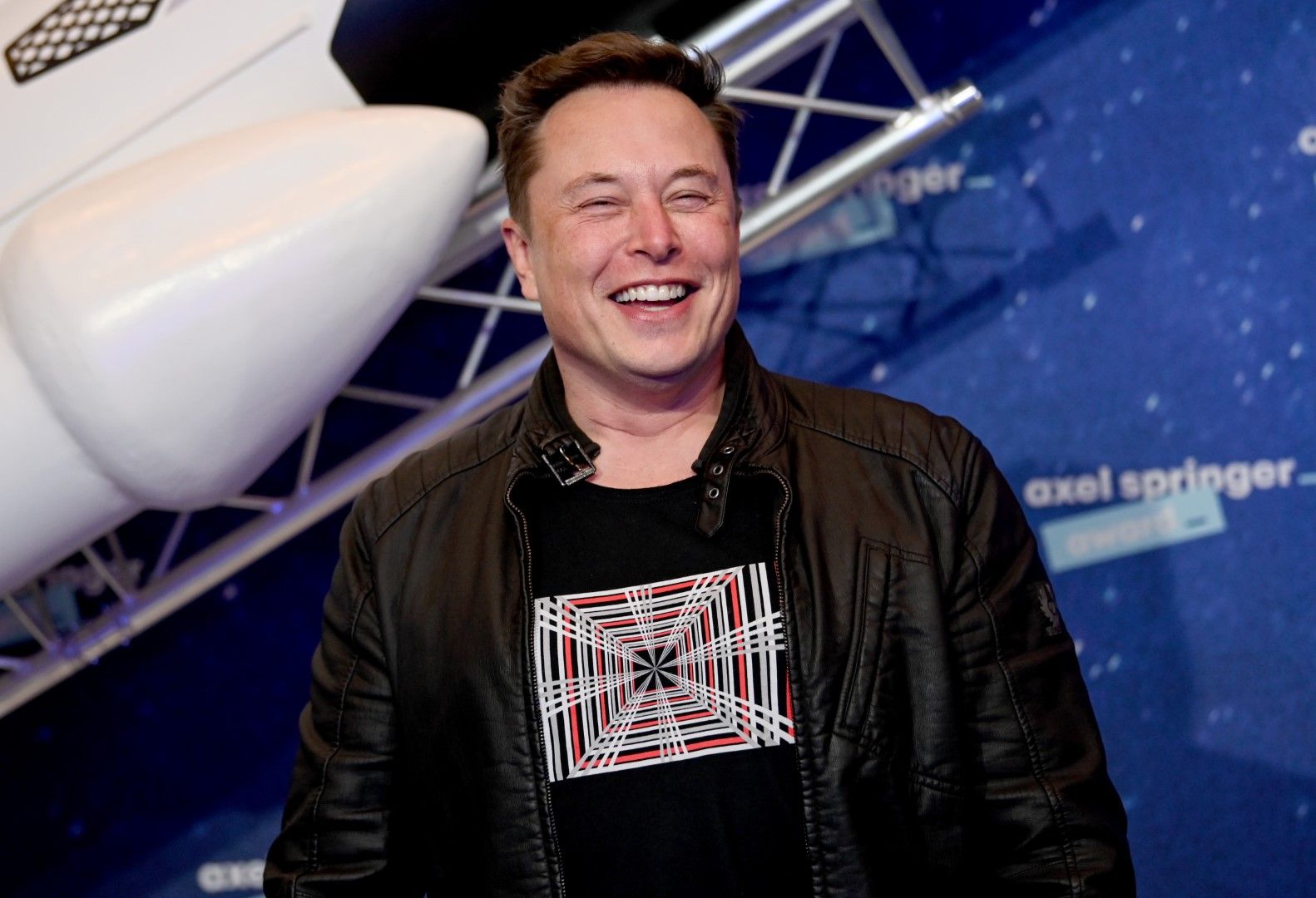 Собственикът на SpaceX и изпълнителен директор на Tesla Илон Мъск позира на червения килим на наградата Axel Springer 2020 на 1 декември 2020 г. в Берлин