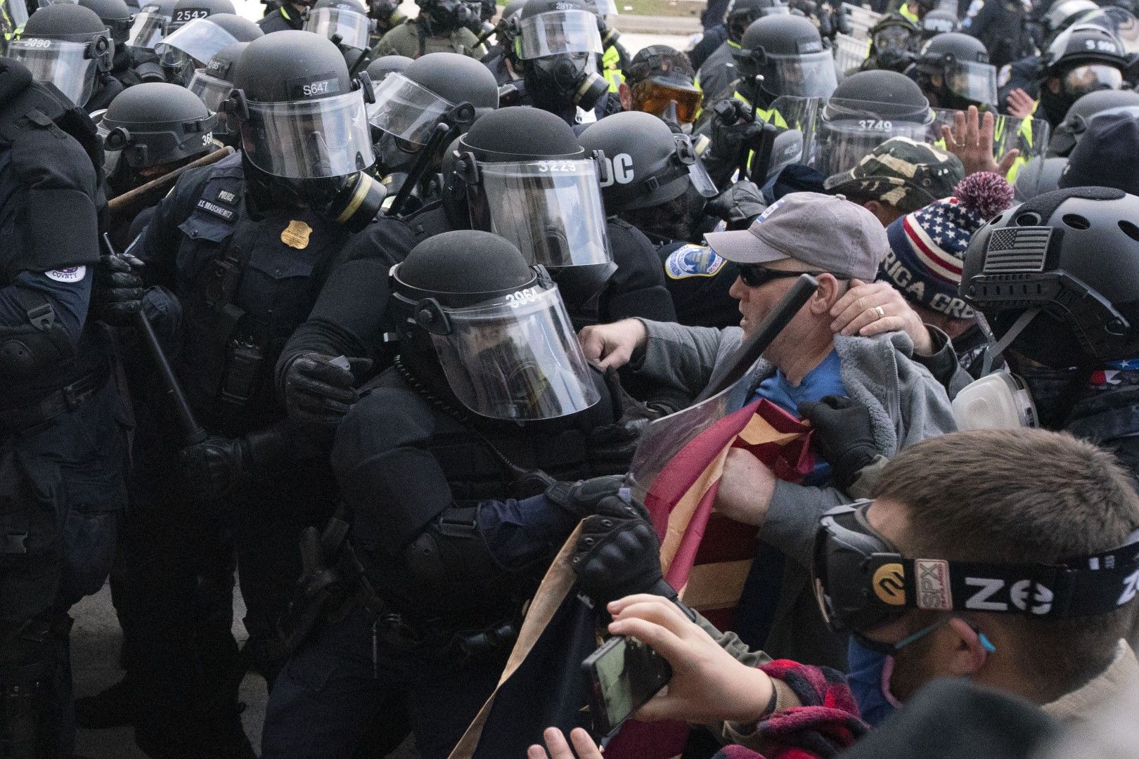 Полицията отблъсква протестиращите, които се опитват да нахлуят в Капитолия, 6 януари