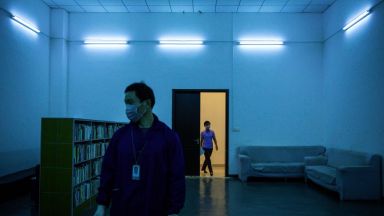 Наказват учител заради неправилна употреба на UV лампа изгорила деца