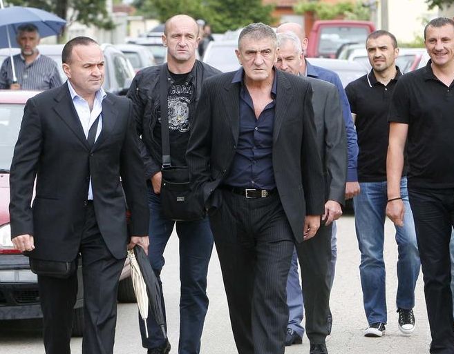 Бизнесменът Брана Мичунович е задържан (с черния костюм и черната риза)