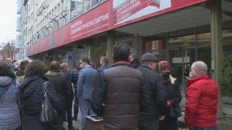 Пловдивски социалисти групово влязоха в централата на БСП в София,
