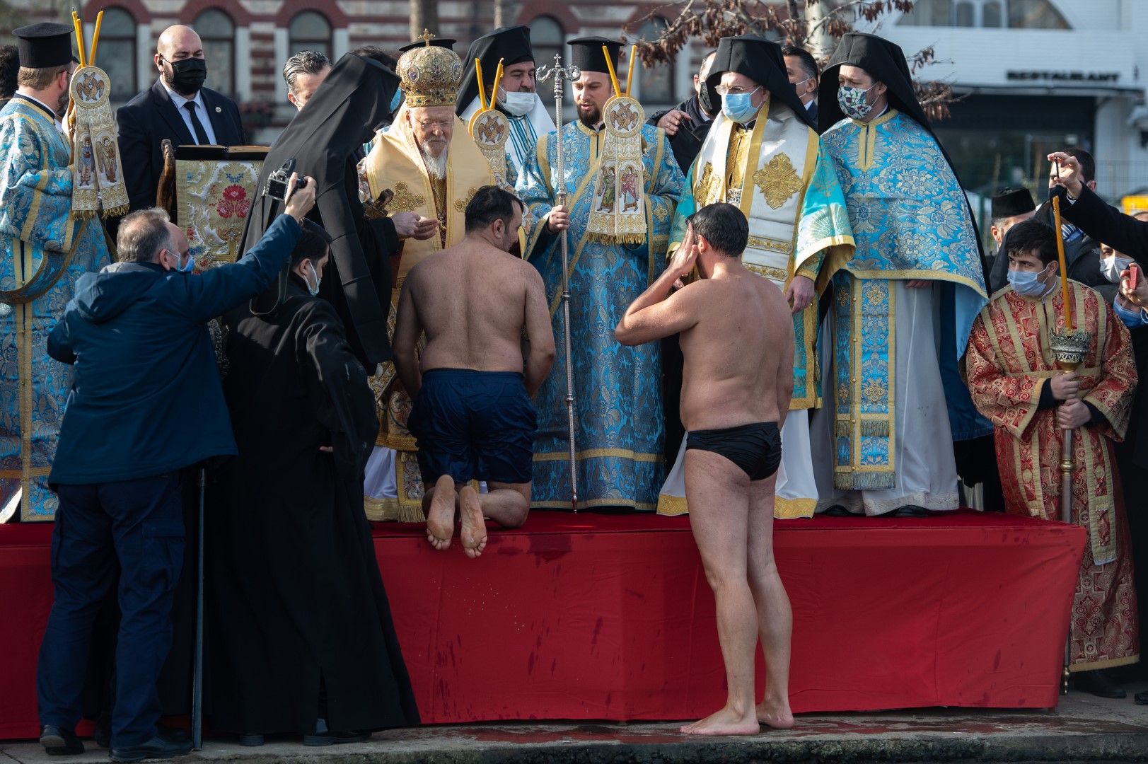 Вселенският патриарх Вартоломей благославя извадилите кръста на Богоявление, 6 януари, 2021 г., Истанбул