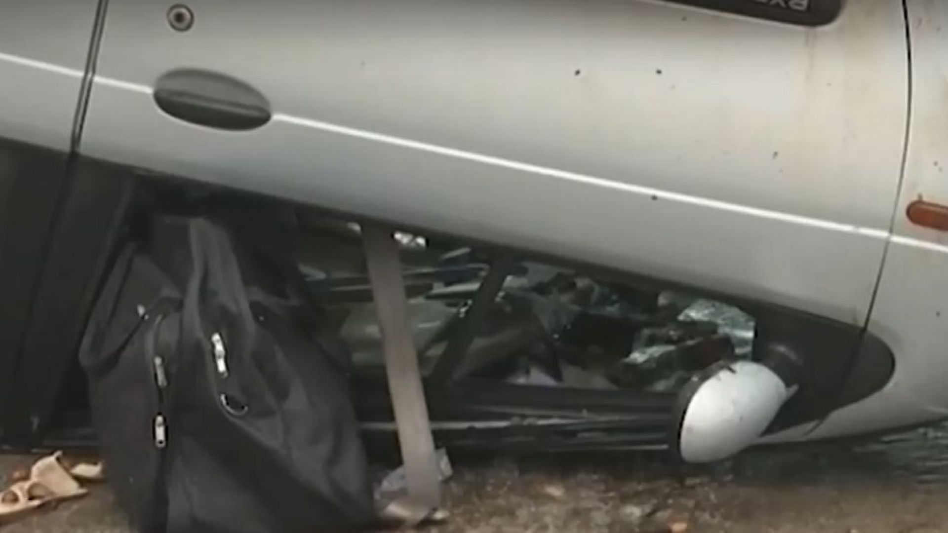 Дърво падна на Петрохан, кола се обърна по таван (видео)