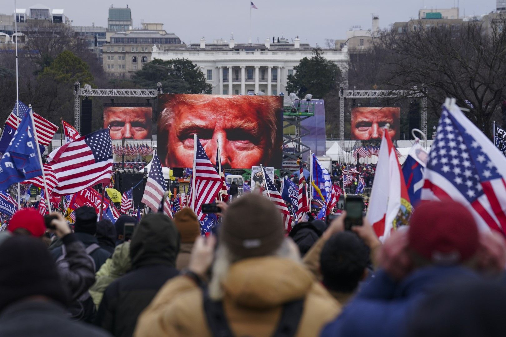 Поддръжници на Доналд Тръмп са се събрали на протест във Вашингтон на 6 януари, в същия ден, в който Конгресът трябва да утвърди победата на Джо Байдън и щурма срещу Капитолия