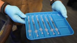 Великобритания ваксинира по 200 000 души на ден