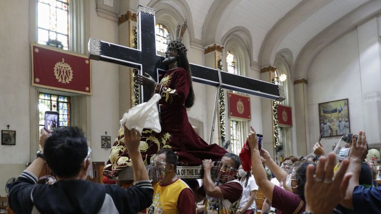 Стотици хиляди католически богомолци се стекоха днес в района на