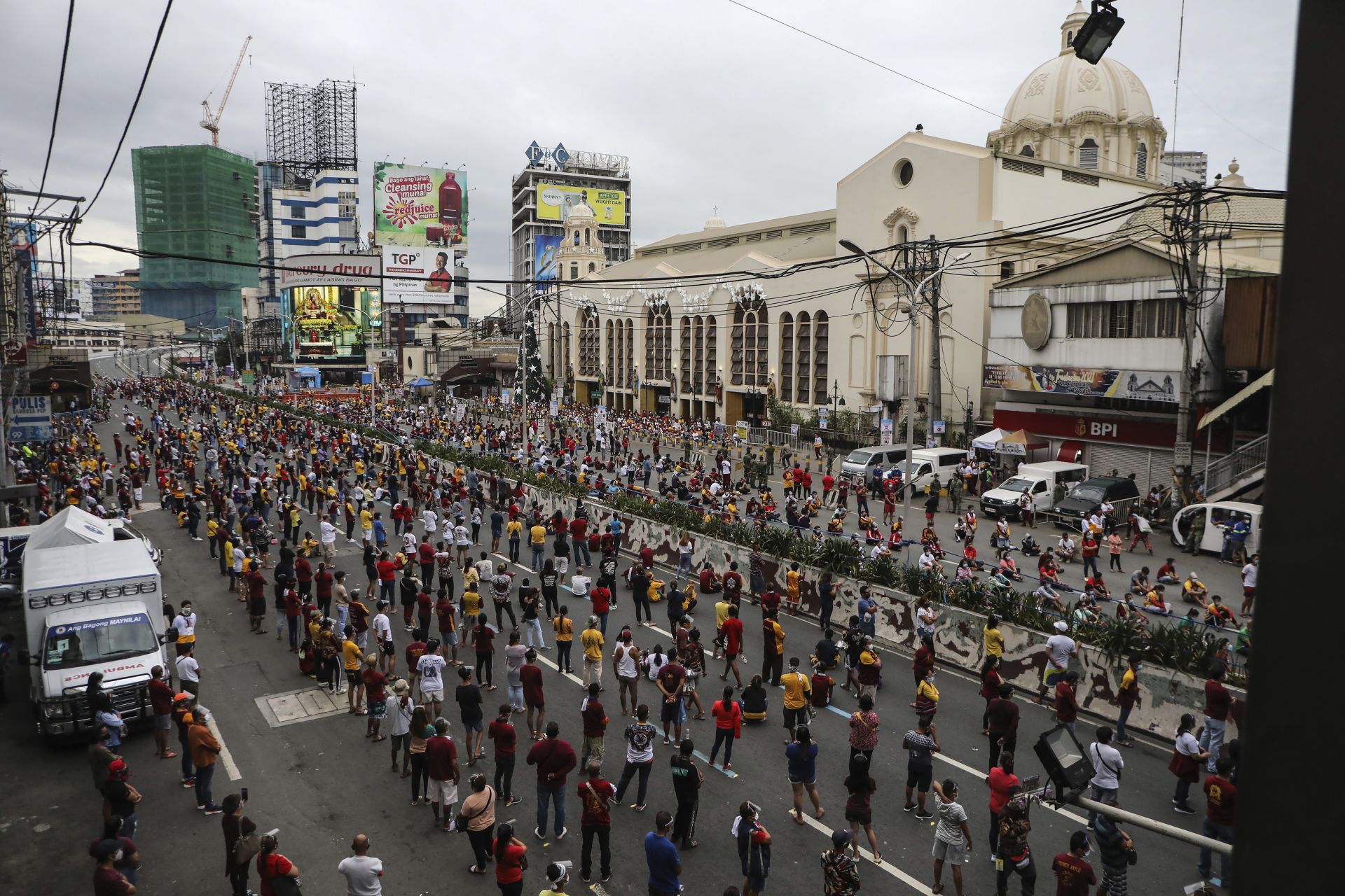 Стотици хиляди се стекоха в Манила, за да зърнат чудодейна статуя на Христос