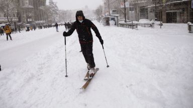Шейни и ски по улиците на Мадрид: Снежното бедствие отнема животи в Испания (снимки)