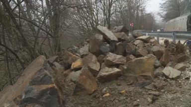 Пътят за Рилския манастир остава затворен за туристи за неопределен