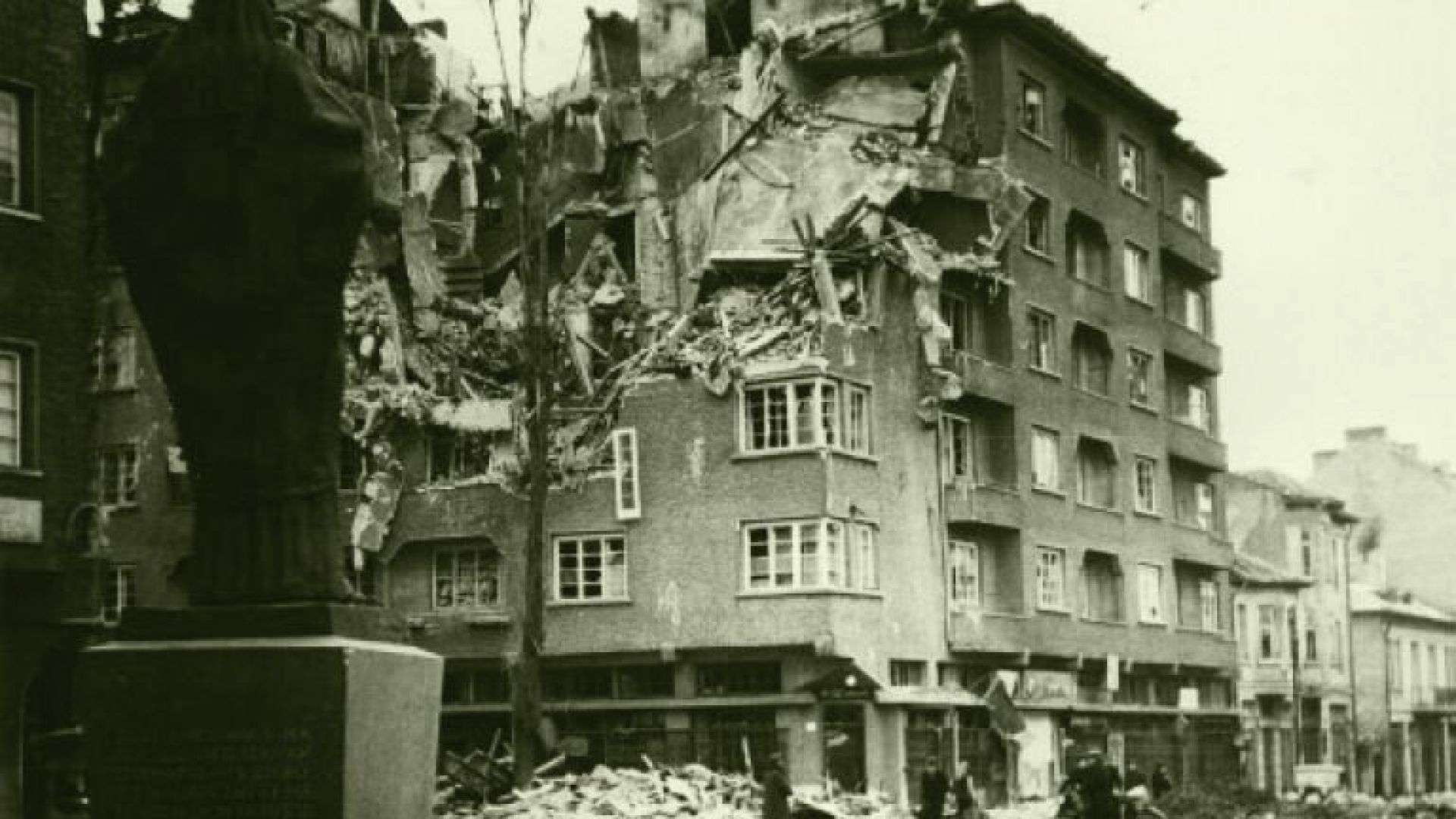 10 януари 1944 г.: 900 убити и над 1000 ранени при разрушителните бомбардировки над София 
