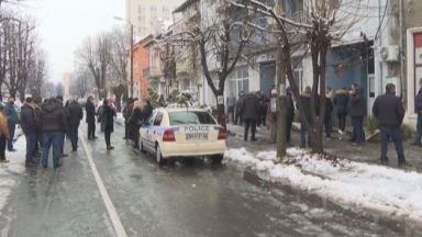 Близки на починалото момче в Мездра организираха мирен протест пред