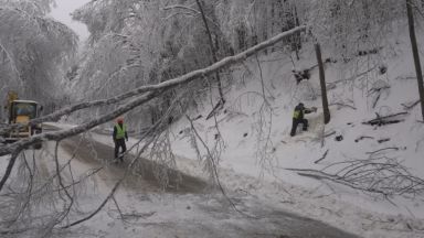Снеговалежи усложниха пътната обстановка в Северозападна България като временно се