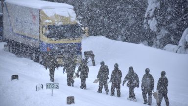 Най малко осем души загинаха в резултат на снеговалежите в района