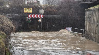 Река Искър излезе от коритото си в Курило, изпускат язовири в София (снимки)