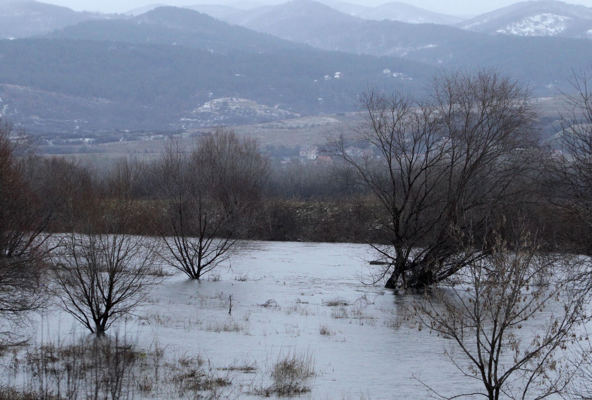 Реки преливат в страната заради обилни дъждове през последните дни