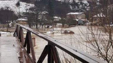 Реки преляха в Пернишко, бедствено положение в Трън, хиляди без ток в Монтанско