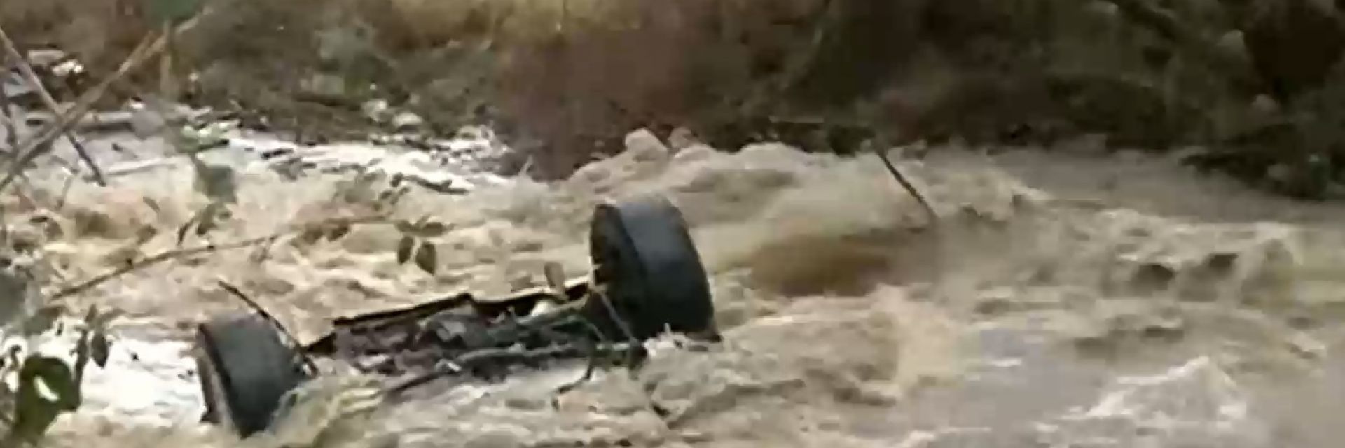 Река отнесе джип край Симитли (видео)