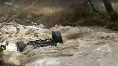 Река отнесе джип край Симитли (видео)