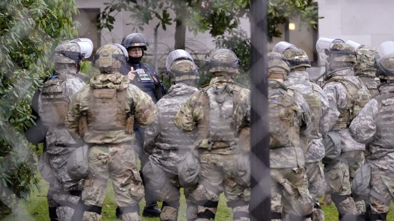 Националната гвардия е готова да влезе във Вашингтон, чака заповед от Тръмп