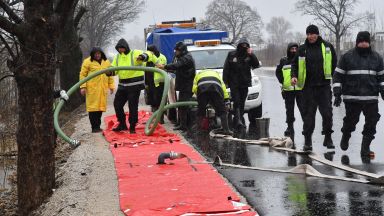 Над 100 населени места в Северозападната част в страната останаха
