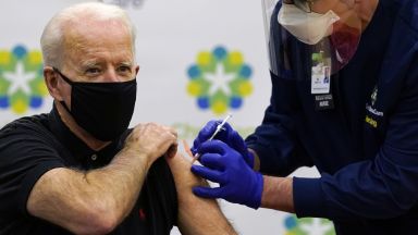 Джо Байдън получи втора доза от ваксината срещу Covid-19 (видео)
