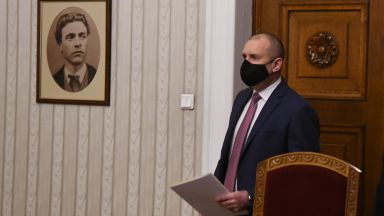 Напълно успешен и пълен провал така анализаторите Слави Василев