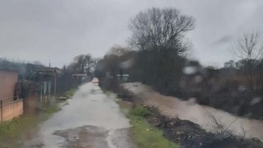 Обитателите на 20 къщи във вилна зона Черниците край Бургас