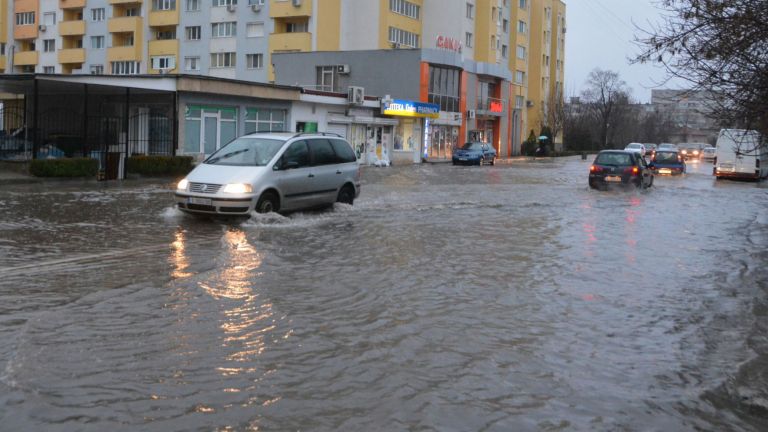 Значителните валежи блокираха пътища, спряха влакове и нанесоха щети в