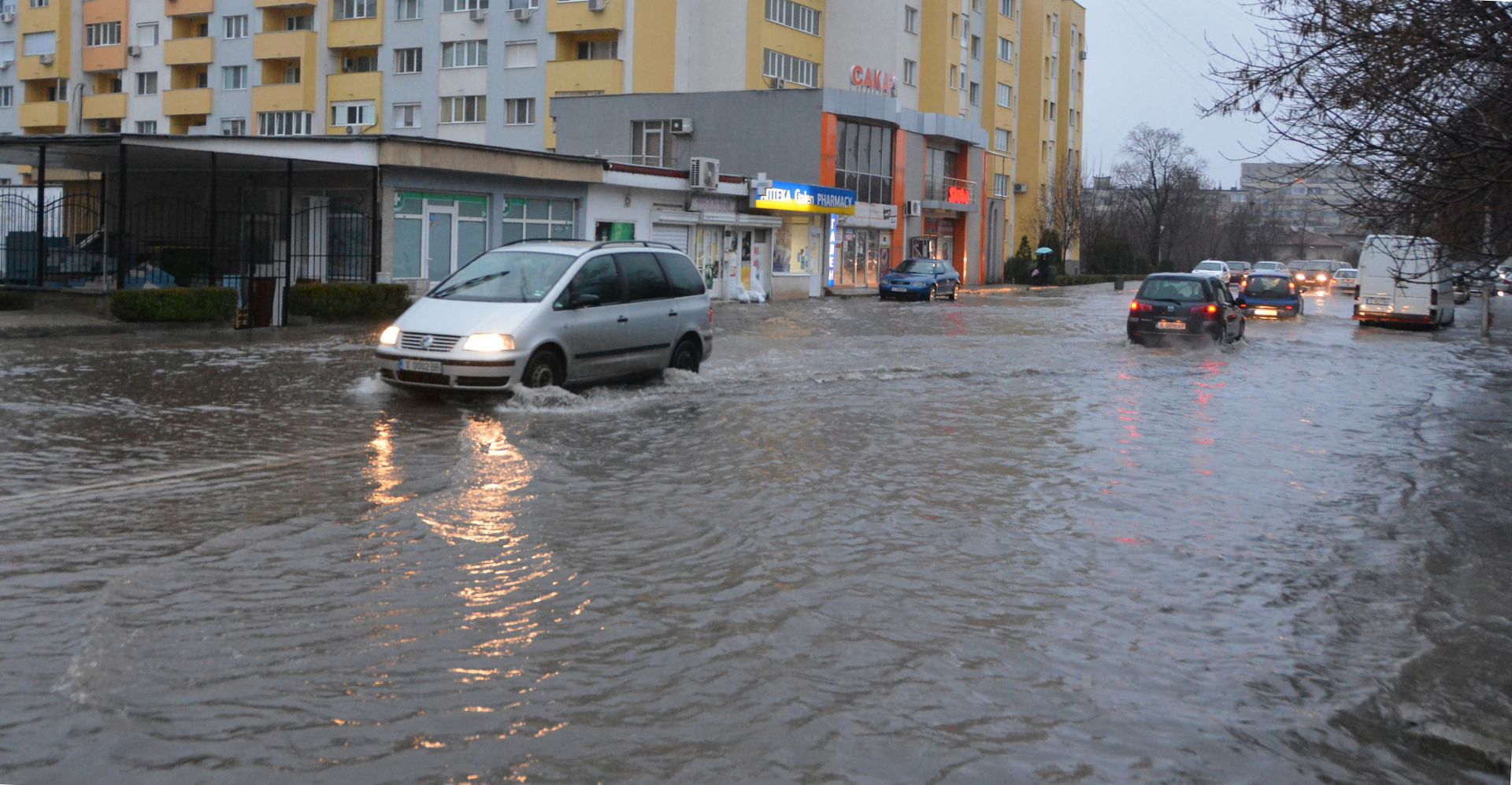 След трето денонощие непрекъснат дъжд някои улици в Хасково станаха "плавателни"