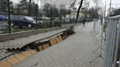  Пропадна тротоарът при Медицинска академия, построен преди месеци (снимки) 