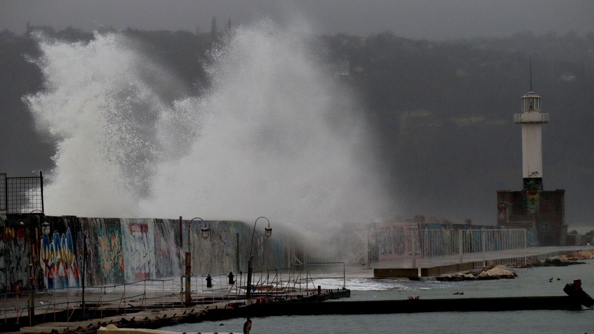 Силният вятър вдигна огромни вълни във Варна (снимки)