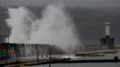 Огромни вълни прехвърлят вълнолома в морската столица Водните гейзери които