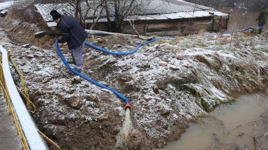 Трето денонощие България e във воден капан Аварийни и пожарни