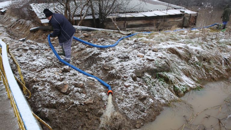 Трето денонощие България e във воден капан. Аварийни и пожарни