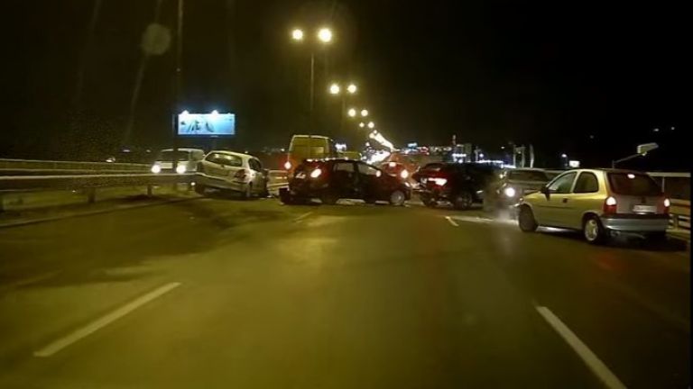 Двама души пострадаха снощи при тежка верижна катастрофа на Околовръстното