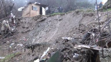 Свлачище предизвикано от поройните дъждове в Смолян затрупа дома на