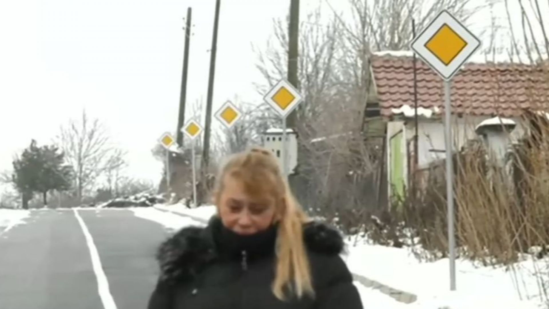 Монтираха в село 9 еднакви пътни знака на улица, дълга 360 метра (видео)
