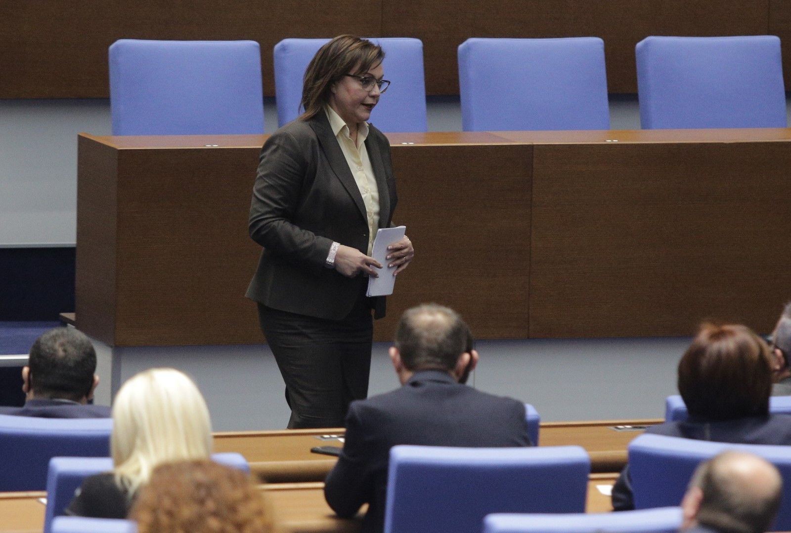 Лидерът на БСП Корнелия Нинова се обърна към управляващите с думите, че за тези четири са продължили "да развиват две паралелни Българии - една телевизионна и една реална". 