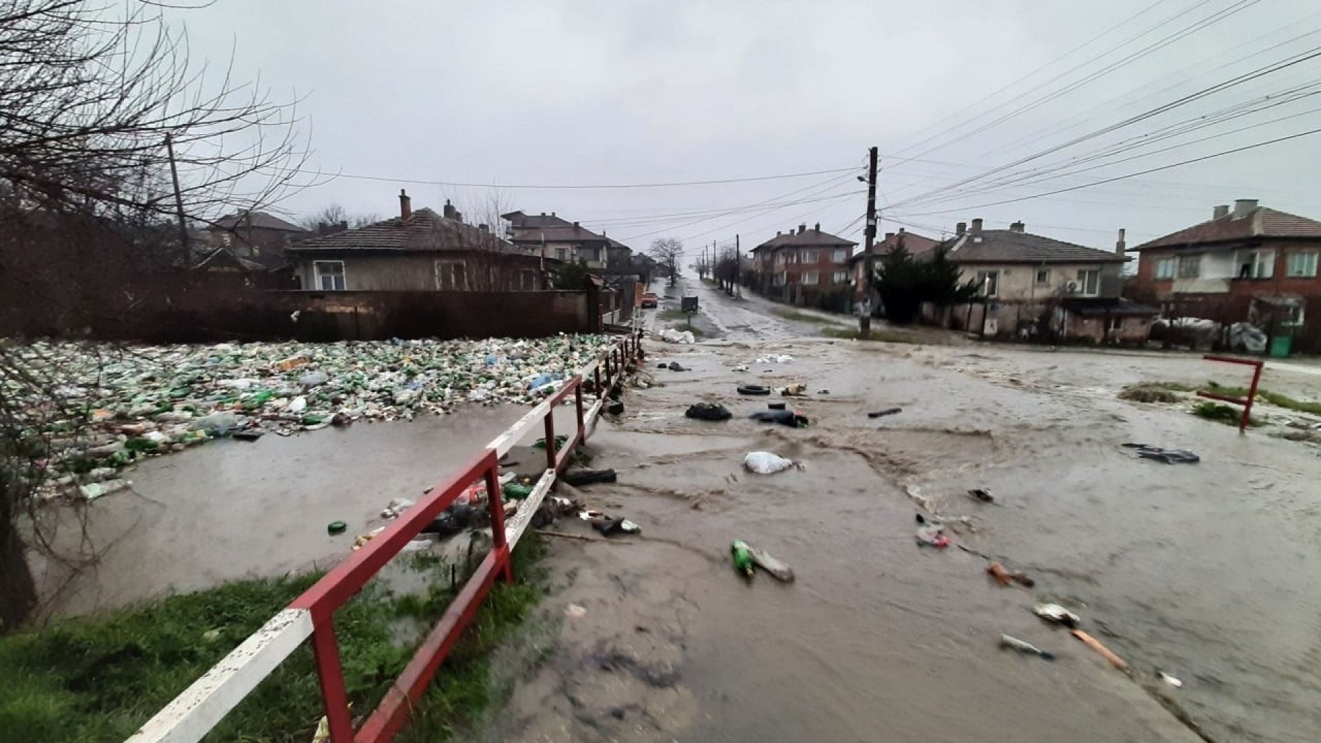 Канализация по европроект излива фекални води по улиците на Средец