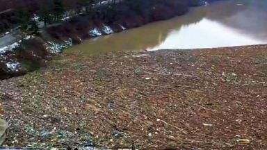 След наводненията: Огромни плаващи сметища задръстиха реки (снимки)