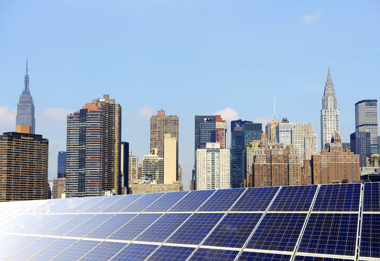 Соларна концепция за Ню Йорк: Американската слънчева индустрия постигна целта си при големите фотоволтаични проекти, но все още е далеч от търговските обекти и жилищата
