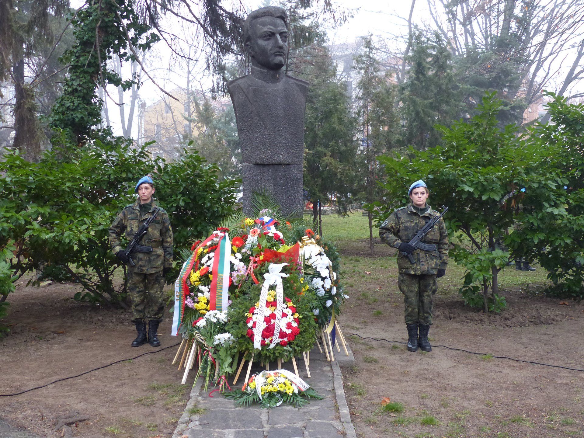 На 13 януари венци и цветя пред паметника на капитан Бураго поднесоха и военните
